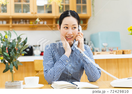 電話で話をする女性 電話で話をする女性 72429810