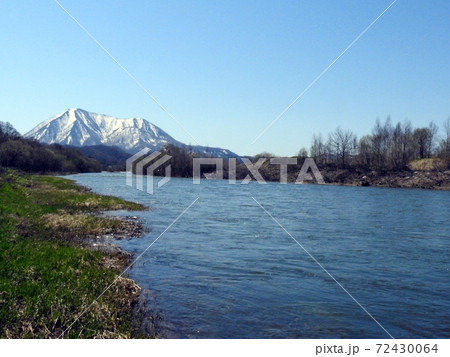 尻別岳と尻別川(北海道虻田郡京極町) 72430064
