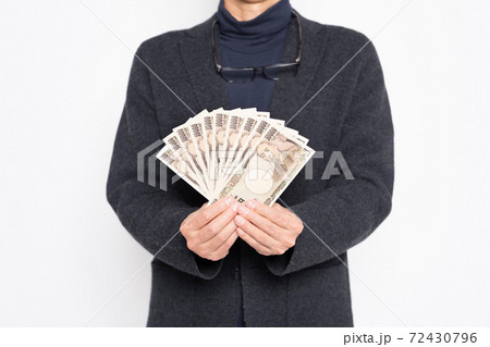 お金を手に持つ男性 72430796