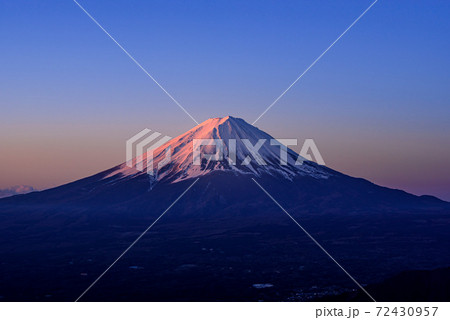 夜明け前の紅富士と青空 夜明け前の紅富士と青空 72430957