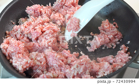 フライパンで牛挽肉を炒めている様子 72430994