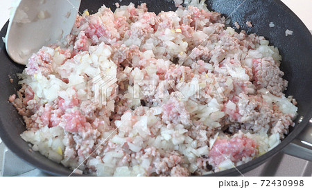 鉄フライパンで挽肉と玉ねぎを炒める様子 鉄フライパンで挽肉と玉ねぎを炒める様子 72430998