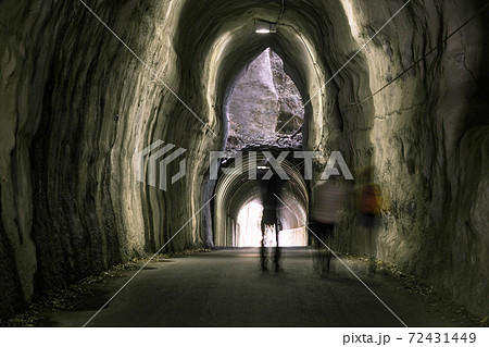 【養老渓谷の神秘的な二階建てトンネル 実際の色味】 【養老渓谷の神秘的な二階建てトンネル 実際の色味】 72431449