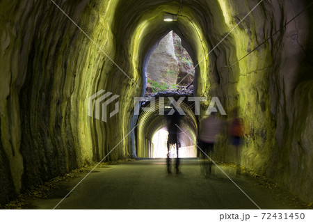 養老渓谷の神秘的な二階建てトンネルは緑色に撮れてしまう】 72431450