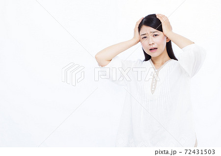 30代女性 白バック ポートレート 30代女性 白バック ポートレート 72431503