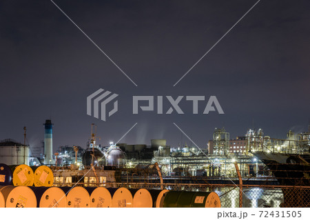 【京浜工業地域 川崎市千鳥運河のガスタンクとドラム缶と工場夜景】 【京浜工業地域 川崎市千鳥運河のガスタンクとドラム缶と工場夜景】 72431505