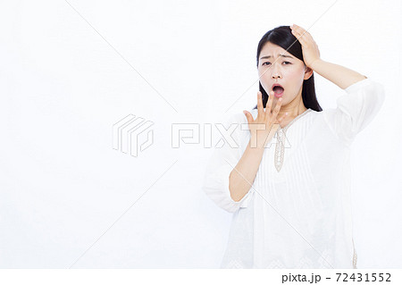 30代女性 白バック ポートレート 30代女性 白バック ポートレート 72431552