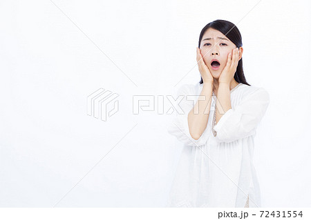 30代女性 白バック ポートレート 30代女性 白バック ポートレート 72431554