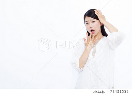 30代女性 白バック ポートレート 30代女性 白バック ポートレート 72431555