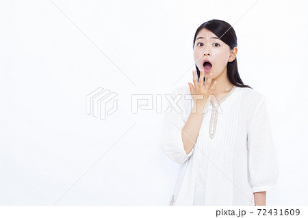 30代女性 白バック ポートレート 30代女性 白バック ポートレート 72431609