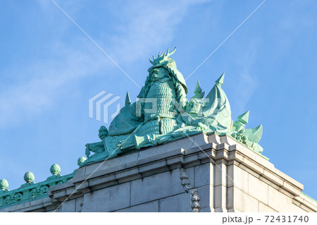 青空を背景に迎賓館本館建物の青銅の武者像 72431740