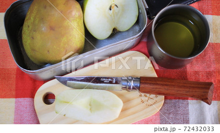 キャンプでのデザートタイム 72432033