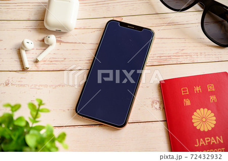 スマホとパスポートとイヤホンとサングラス スマホとパスポートとイヤホンとサングラス 72432932