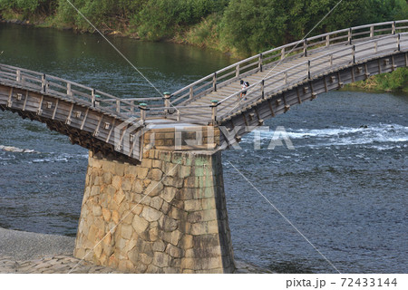 (山口県)　早朝の錦帯橋　小学生の通学路 72433144