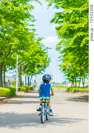 自転車をこぐ男の子の後ろ姿の写真素材