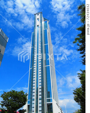 青空に届きそうなほど高く登る咲洲庁舎 青空に届きそうなほど高く登る咲洲庁舎 72434032