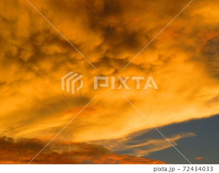 もこもこ不気味な夕焼け空 もこもこ不気味な夕焼け空 72434033