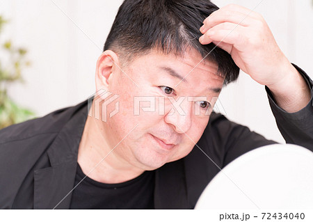 白髪を気にする男性 白髪を気にする男性 72434040