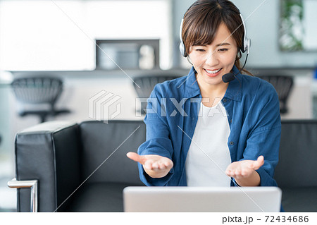 女性　リビング　テレワーク　リモートワーク　ライフスタイル 72434686
