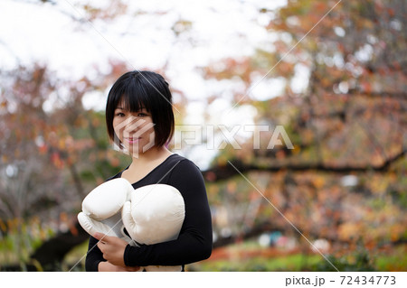 グローブを持って笑顔の女性 グローブを持って笑顔の女性 72434773