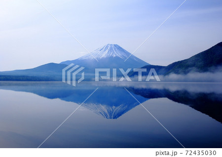 キャンプ場から望む逆さ富士 72435030