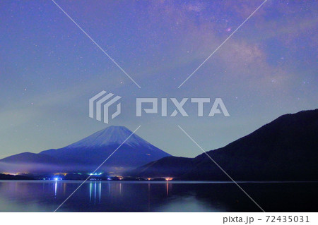 キャンプ場から望む夜の富士山 72435031