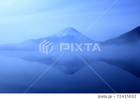 キャンプ場から望む霧に覆われた富士山 72435032