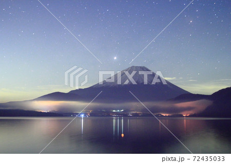 キャンプ場から望む夜の富士山 72435033