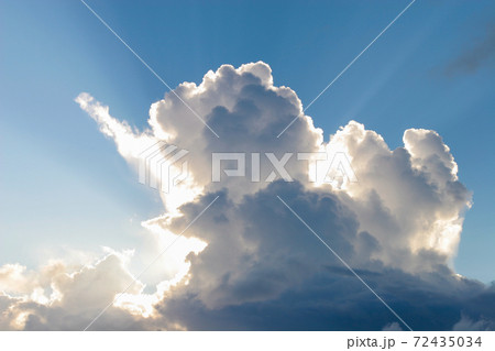 発達した積乱雲と逆光の太陽の光 72435034