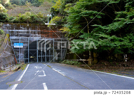 丹波市鐘ヶ坂　旧国道176号線の鐘ヶ坂トンネル　今は未使用で金属ネットで封鎖されている 72435208