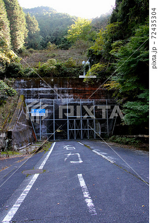 丹波市鐘ヶ坂 旧国道176号線の鐘ヶ坂トンネル 金属ネットで封鎖され歩くこともできない。 (縦位置) 丹波市鐘ヶ坂 旧国道176号線の鐘ヶ坂トンネル 金属ネットで封鎖され歩くこともできない。 (縦位置) 72435304