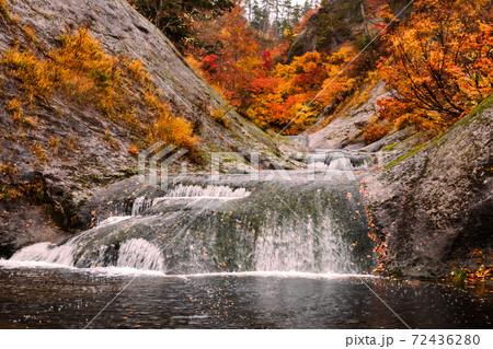 錦繍の桃洞沢を遡行する 72436280