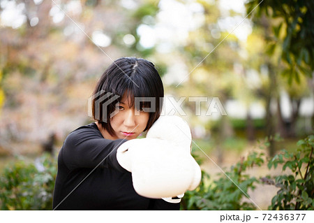公園でパンチのトレーニングをする女性 72436377