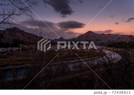 夕暮れの川のある町並み 夕暮れの川のある町並み 72436913