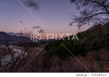 夕暮れの川のある町並み 夕暮れの川のある町並み 72436914