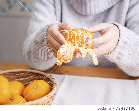 みかんの皮を剥く女性の手の写真素材 [72437106] - PIXTA