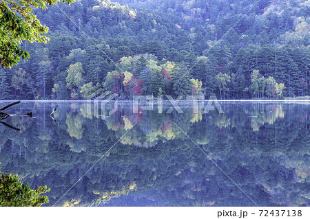 オンネトー湖の紅葉と水鏡 オンネトー湖の紅葉と水鏡 72437138
