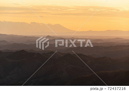 奥久慈男体山の山頂から見る夕景 奥久慈男体山の山頂から見る夕景 72437216