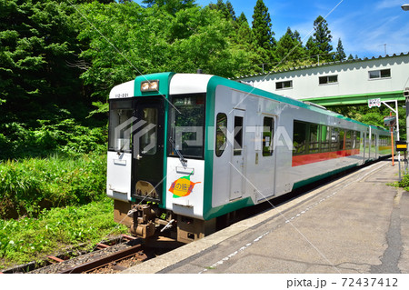 山形　JR陸羽西線高屋駅に停車中のキハ110系気動車 72437412