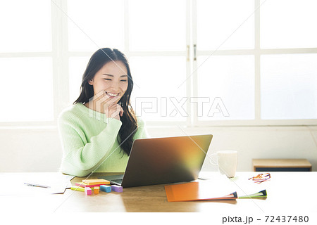 若い女性　テレワーク　リモートワーク 72437480