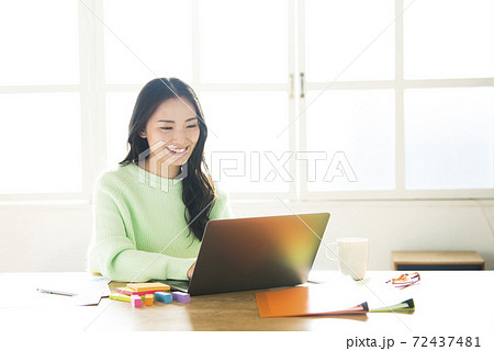 若い女性　テレワーク　リモートワーク 72437481