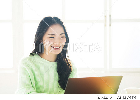 若い女性　テレワーク　リモートワーク 72437484