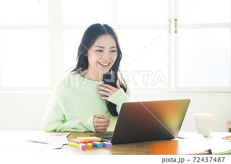 若い女性 テレワーク リモートワーク 若い女性 テレワーク リモートワーク 72437487
