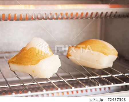 オーブントースターでお餅を焼く 72437598