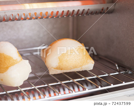 オーブントースターでお餅を焼く 72437599