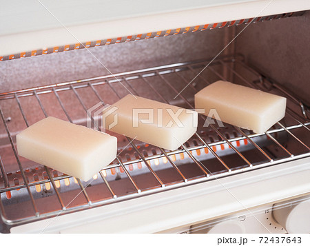 オーブントースターでお餅を焼く 72437643