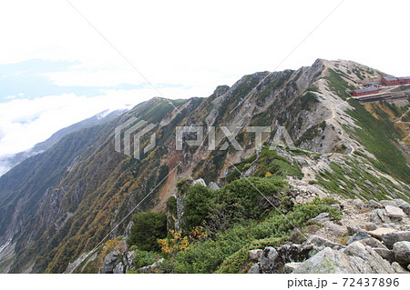 秋の八方尾根と登山道、唐松岳頂上山荘　撮影場所：唐松岳頂上（長野県、富山県） 72437896