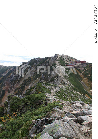 秋の八方尾根と登山道、唐松岳頂上山荘　撮影場所：唐松岳頂上（長野県、富山県） 72437897