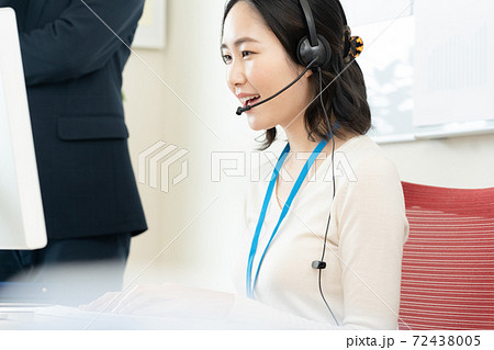 コールセンターで働く女性 コールセンターで働く女性 72438005
