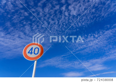 青空と標識 72438008